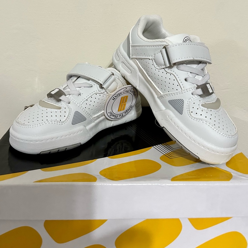 NIB Child’s White Leather Sneakers Tennis Shoes- Sz 8